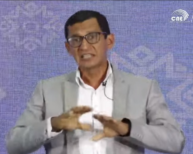eldiarioec's tweet photo. #EcuadorDebates2023 🇪🇨 Sigifredo Moreira: "El 35% del equipo caminero de la Prefectura de Manabí está en mal estado y no se lo puede reparar".
#DebateManabí
#PrefectosManabí
#CNE https://t.co/XCQiSKDrPD