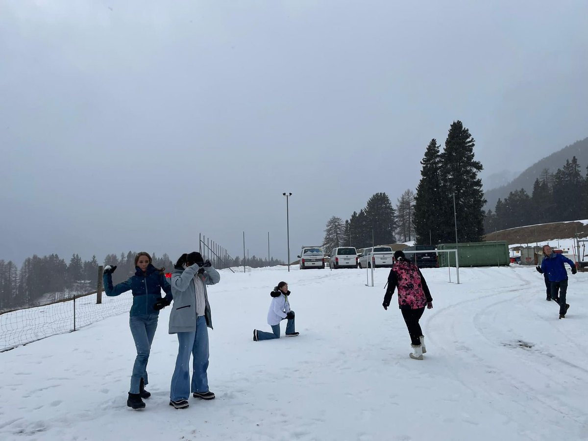HeadDulwichSG's tweet photo. Meanwhile high up in the Swiss Alps, our Ignite-Switzerland students are acclimatising very nicely to the change in temperature and scene. No frizzy tropical hair issues here! Let the adventure begin. #DCSG #HiF #Ignite #Switzerland #DulwichDifference #EIM https://t.co/jNTsTg49h1