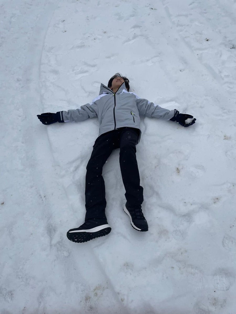 HeadDulwichSG's tweet photo. Meanwhile high up in the Swiss Alps, our Ignite-Switzerland students are acclimatising very nicely to the change in temperature and scene. No frizzy tropical hair issues here! Let the adventure begin. #DCSG #HiF #Ignite #Switzerland #DulwichDifference #EIM https://t.co/jNTsTg49h1