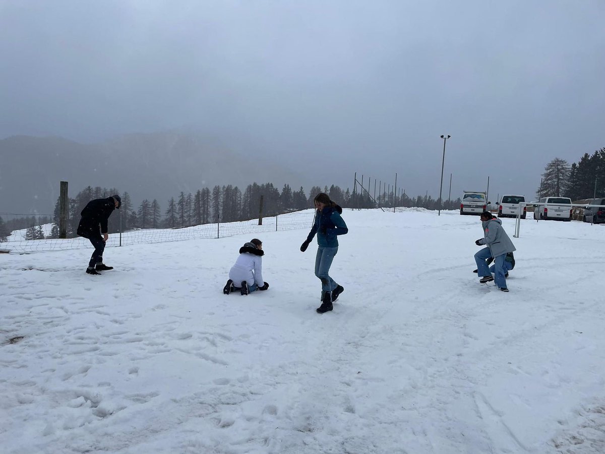HeadDulwichSG's tweet photo. Meanwhile high up in the Swiss Alps, our Ignite-Switzerland students are acclimatising very nicely to the change in temperature and scene. No frizzy tropical hair issues here! Let the adventure begin. #DCSG #HiF #Ignite #Switzerland #DulwichDifference #EIM https://t.co/jNTsTg49h1