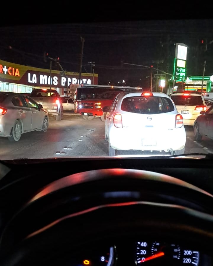 BCaperuzo's tweet photo. #BuzoCaperuzo | #Choque frente al #Calimax Fiesta testigos señalan semáforo sin funcionar

#PonteBuzoCaperuzo  🤿

📸 Delta X11 | #AlMomento | #Entérate | #Tránsito | #Tráfico | #AccidenteVial | #AccidenteVehicular | #Accidente | #Tijuana | https://t.co/hiPHmbfLkk