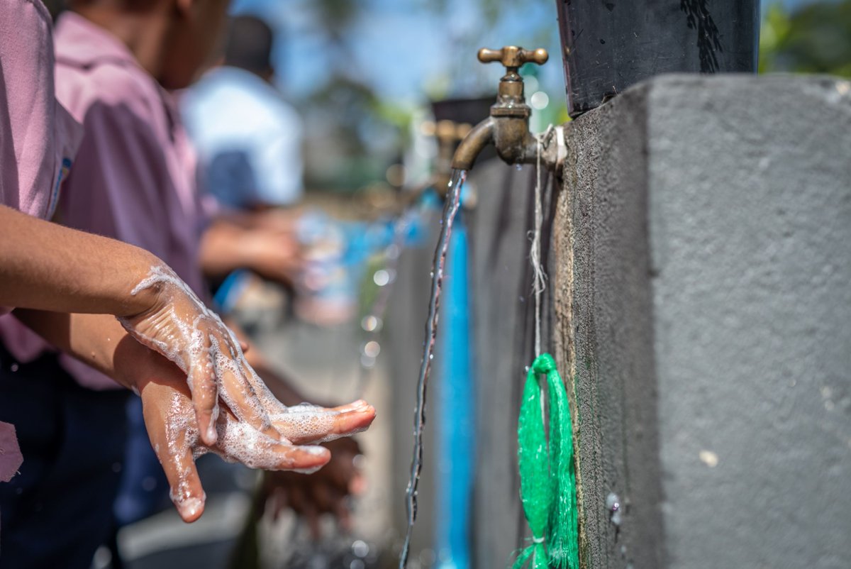 WHOPhilippines's tweet photo. Wash your hands frequently and properly with soap and water or use alcohol-based hand rub to help prevent diarrheal diseases and other infections: https://t.co/1mQccUPUTH https://t.co/XQfxUErlBk