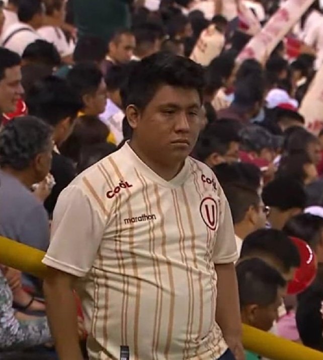 carlinoBrigante's tweet photo. Muchos joden al muchacho por tener esta camiseta y no saben como es no poder tener recursos, si alguien lo ubica me avise por favor tengo un presente para el, yo cuando fui chibolo mi primer polo de la U fue un polo blanco pintado y dale U...si lo ubican y me contactan gracias. https://t.co/Ho5RVq3zf1