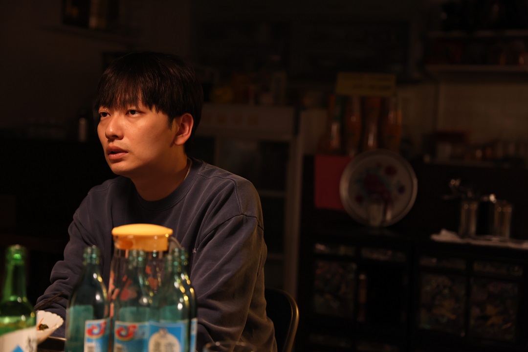 팔색조 매력의 소유자 #이동휘 현실 이별 프로세스로 스크린 귀환 <어쩌면 우린 헤어졌는지 모른다> 현실 남친 ‘준호’ 캐릭터 스틸 공개 #어쩌면우...