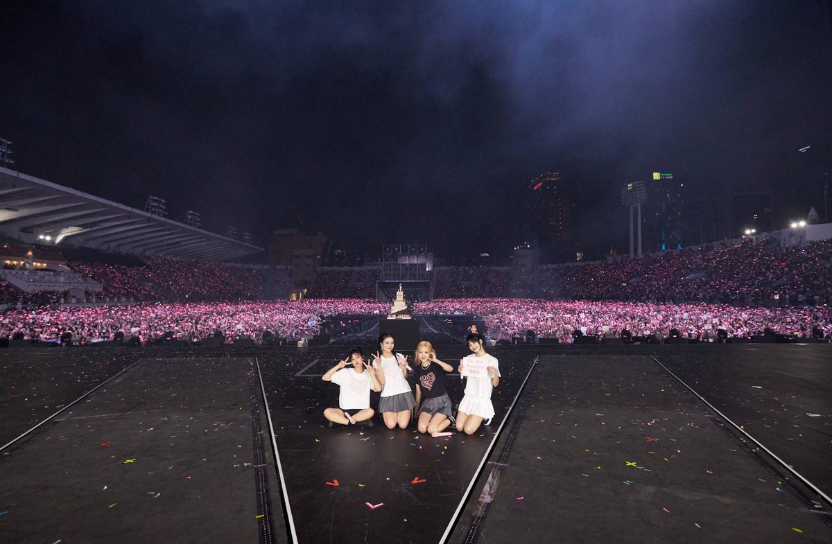 portalblackpink's tweet photo. [ARTIGO] #BLACKPINK foi o primeiro ato feminino do mundo a entrar no palco principal do estádio da Tailândia, reunindo cerca de 85.000 espectadores nos dois dias e provando a influência única do grupo no país.

🔗https://t.co/zCvqJ5j9tr https://t.co/7W8UiApvMA