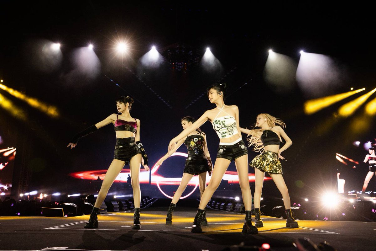 portalblackpink's tweet photo. [ARTIGO] #BLACKPINK foi o primeiro ato feminino do mundo a entrar no palco principal do estádio da Tailândia, reunindo cerca de 85.000 espectadores nos dois dias e provando a influência única do grupo no país.

🔗https://t.co/zCvqJ5j9tr https://t.co/7W8UiApvMA