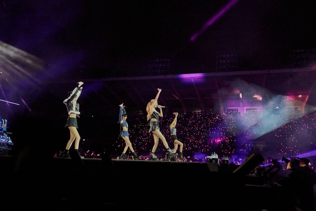 portalblackpink's tweet photo. [ARTIGO] #BLACKPINK foi o primeiro ato feminino do mundo a entrar no palco principal do estádio da Tailândia, reunindo cerca de 85.000 espectadores nos dois dias e provando a influência única do grupo no país.

🔗https://t.co/zCvqJ5j9tr https://t.co/7W8UiApvMA
