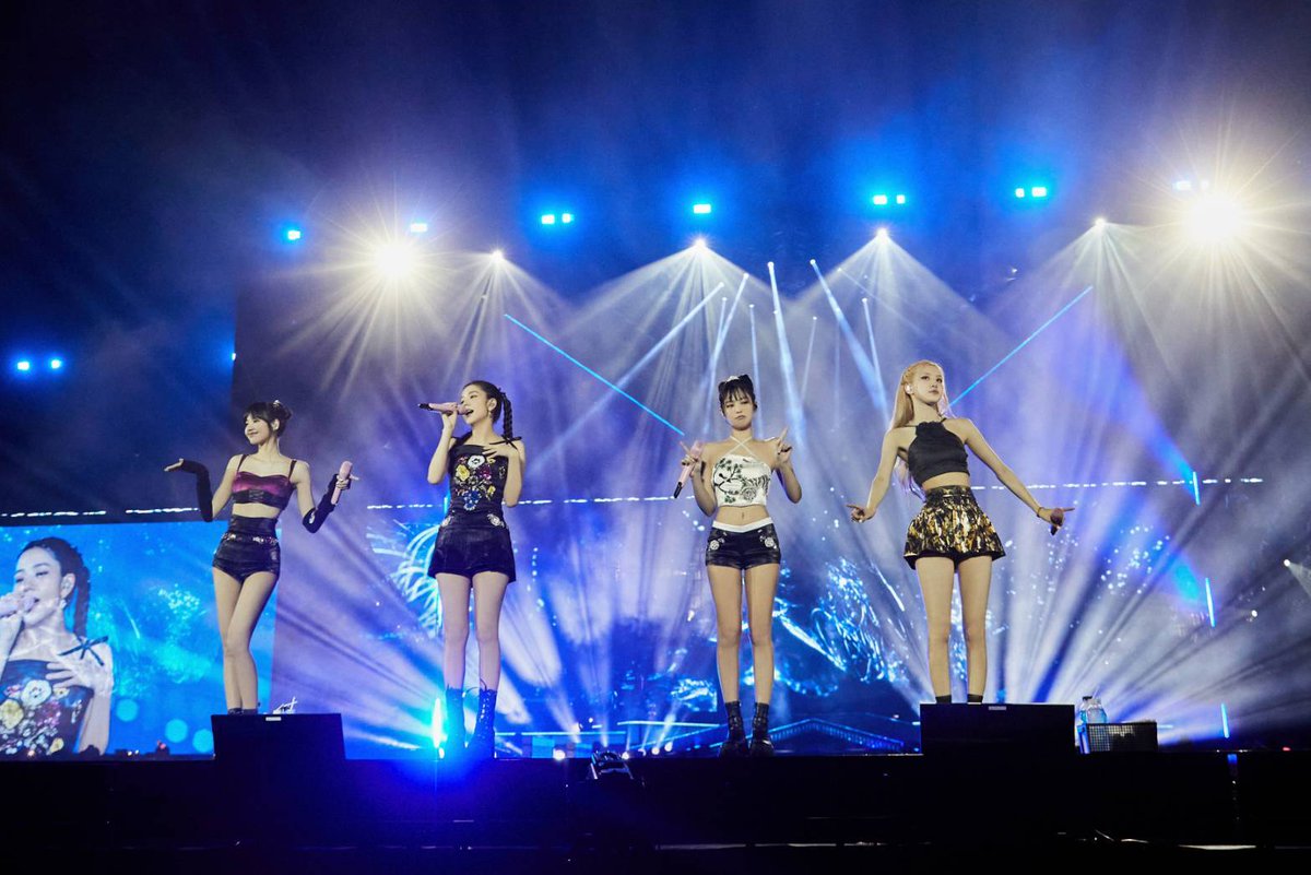 portalblackpink's tweet photo. [ARTIGO] #BLACKPINK foi o primeiro ato feminino do mundo a entrar no palco principal do estádio da Tailândia, reunindo cerca de 85.000 espectadores nos dois dias e provando a influência única do grupo no país.

🔗https://t.co/zCvqJ5j9tr https://t.co/7W8UiApvMA