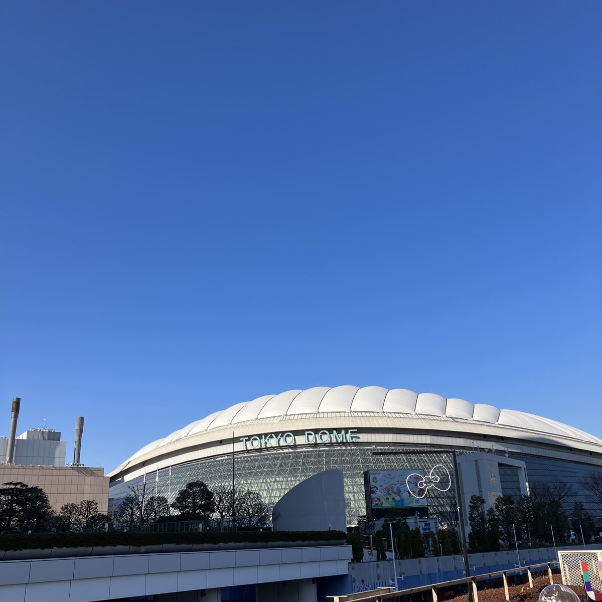 topoptoop's tweet photo. 昨日の18祭がたのしかったので今日は入らないけどグッズだけ買いに来た！快晴！ https://t.co/0Ede1Kb7Rt