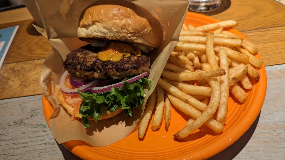 LAKES_WALKER117's tweet photo. 今日はパンケーキの気分じゃなかったので
ハワイコナ珈琲オレとコナズバーガーをオーダー。
バーガーはカリッと食感が楽しめるトーストされたバンズでめちゃくちゃ美味でした。
オススメの逸品です!
#コナズ珈琲
#bubaru え!? https://t.co/nX1njHzoPI