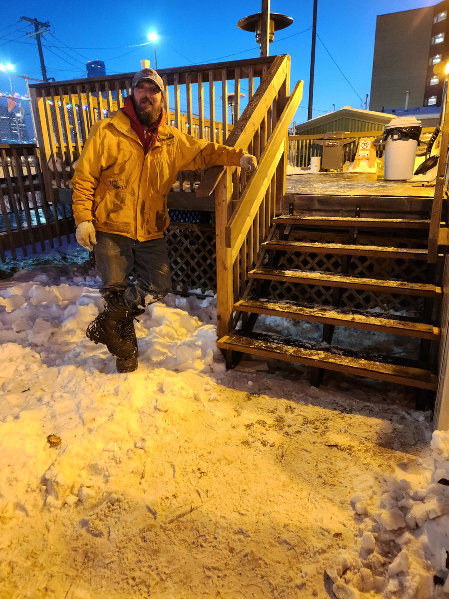 Thank you Ree for volunteering to rebuild the stairs at the McCauley rink great job! @EFCL @yeg @WinterCityYEG @YEGEvents @JanisIrwin @bmcnews @mccauleyonline @SportCentral_AB