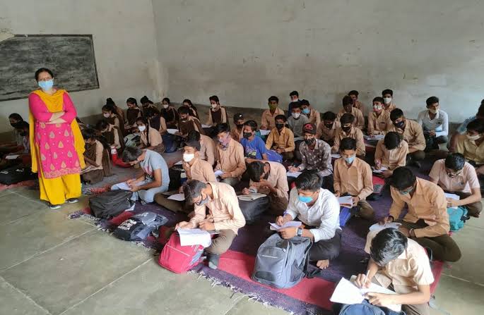 nkchoudhary0691's tweet photo. मैं 12th के बाद BCA करने के लिए एक शहर के gov. Engineering college में आया तों  हम ग्रामीण फील्ड से आये गिने चुने बंदे थे और शहर के बच्चे और टीचर्स ऐसे बर्ताव करते थे जैसे हम कोई अलग प्राणी है वही स्थिति PG करते समय हुई अब ख़ुश हूं की उन नवाबों से ज्यादा ग्रामीण बंदे सेलेक्ट है.. https://t.co/dndi7P6TlD
