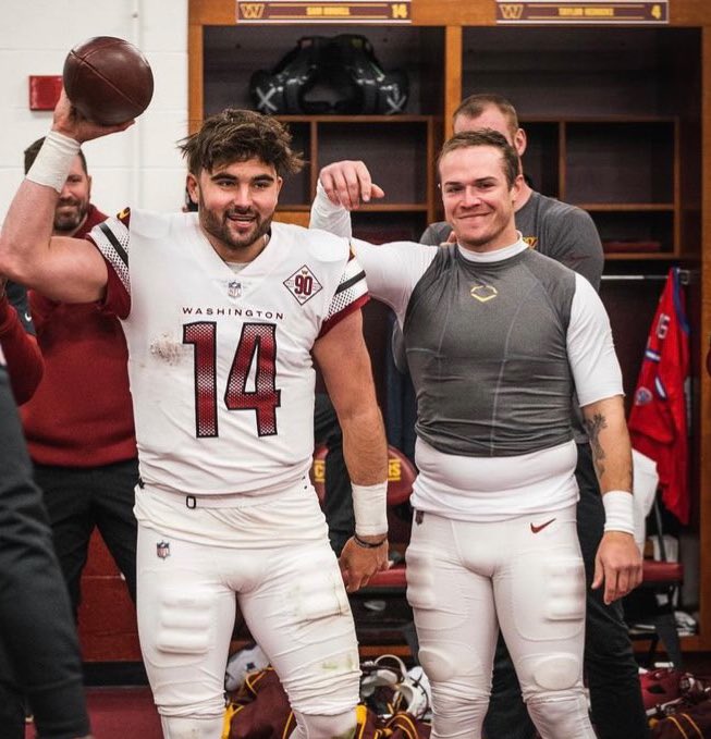 Barstooldmv's tweet photo. This pic of the 3 QB’s sums up the season pretty well https://t.co/IFhQNFHQTV
