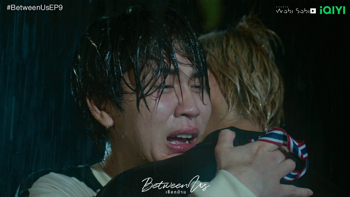 9. Bölümü şimdi bitirdim bir sözle MÜKEMMELDI .  Premin oyunculuğu gerçekden on üzerinden on . Her duygu vardı. Team'a uzakdan bakıldıgında güler yüzlü hayat dolu biri gibi gözüksede  aslında her seye (win) ramen keşke ben ölseydim deye bilen,kabuslarla uyanan ++

#BetweenUsEP9