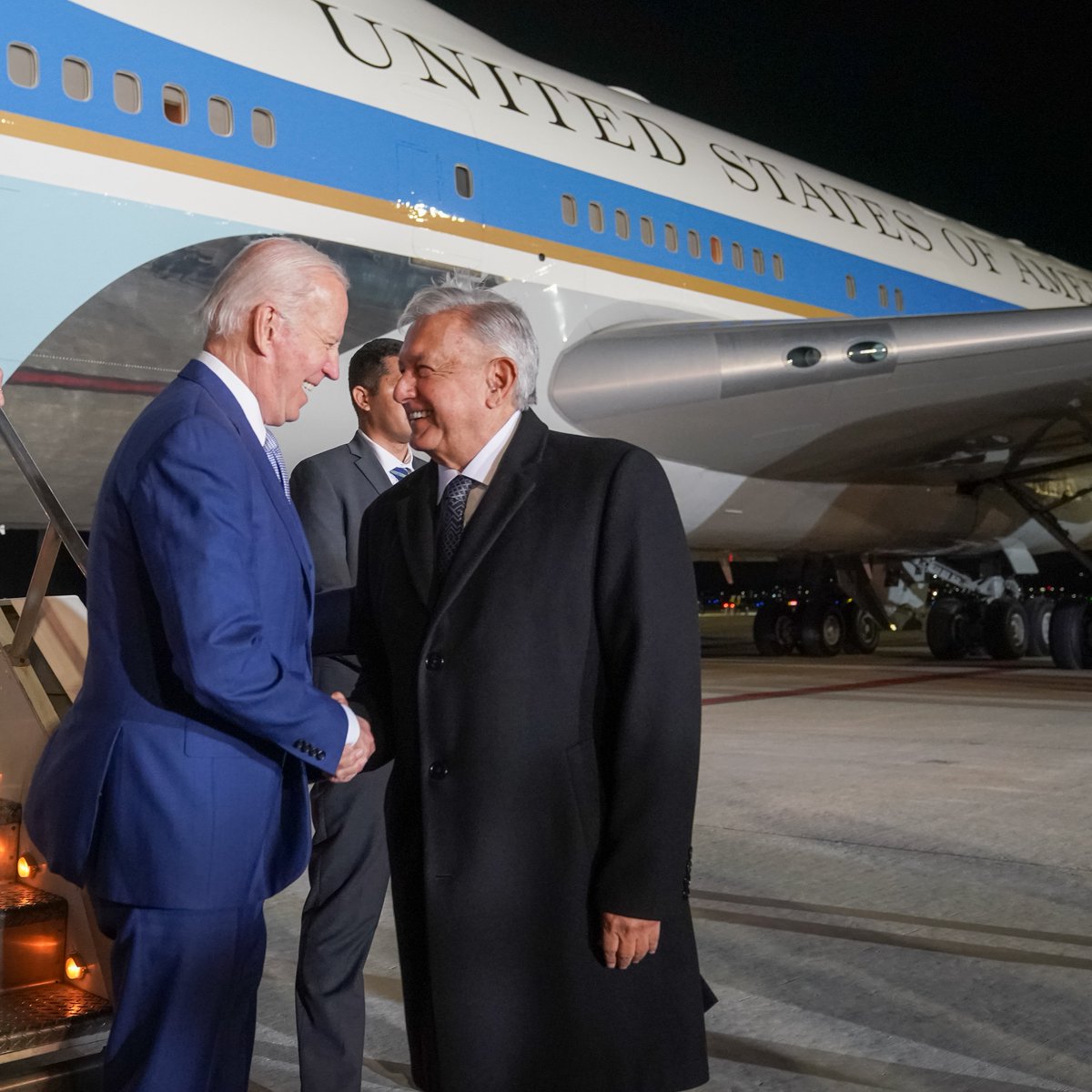 lopezobrador_'s tweet photo. Recibí al presidente Joe Biden en el AIFA y lo acompañé en su vehículo hasta su hotel. Mañana estará con nosotros en Palacio Nacional; seguiremos conversando sobre los asuntos de interés para nuestros pueblos y naciones. https://t.co/O91ytmPyOk