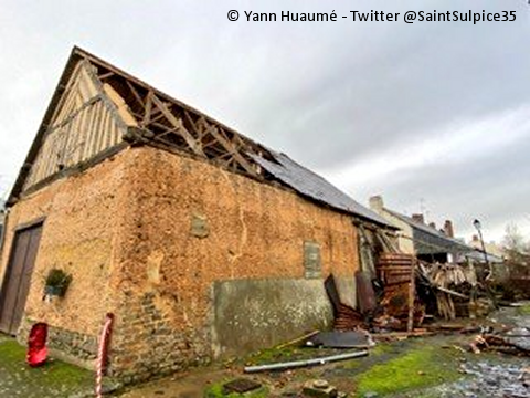 Un phénomène venteux violent, associé au passage d'une cellule convective active, a causé des dommages ce dimanche vers 14h20 à Saint-Sulpice-la-Forêt, au nord de #Rennes. Enquête ouverte afin de déterminer s'il s'agit d'une #tornade ou non : 