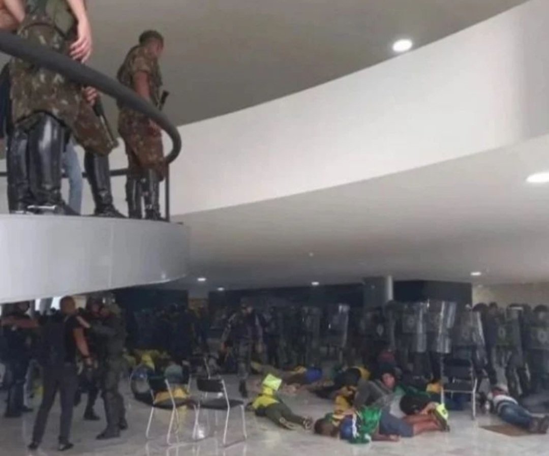 ricaFer65581639's tweet photo. Será verdade qe a Forças armadas estão contra a nação @exercitooficial @marmilbr @fab_oficial  por favor se manifestem não vão querer passar por assassinos de patriota? #brazilwasstollen #brasilia #BrazilianSpring #BrazilWasStolem #ForcasArmadasSalvemOBrasil #Brasile #brazillian https://t.co/eyL5pAN1v5