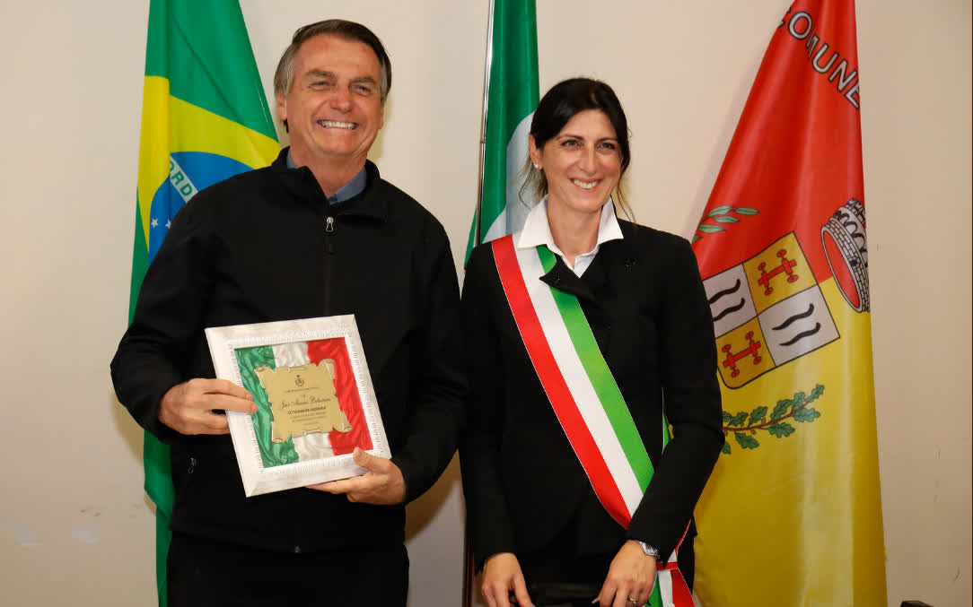 AlekosPrete's tweet photo. Ricordiamo che il Consiglio comunale di Anguillara nel 2021 ha conferito al golpista e fascista Jair Bolsonaro la cittadinanza onoraria, promossa dalla sindaca leghista Alessandra Buoso. Revochiamo? #matrice https://t.co/PnbavAzhO8