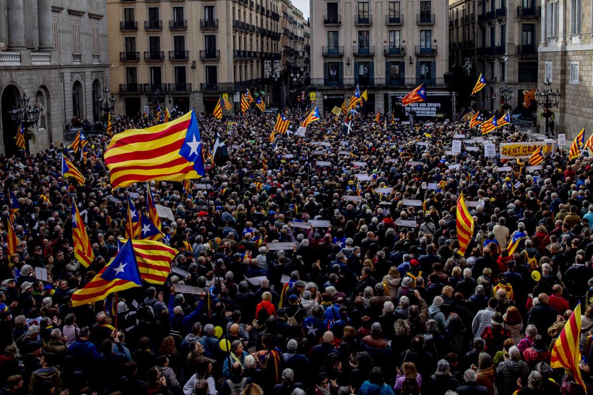EntesaOsona's tweet photo. Amb la unitat del teixit social, el suport legítim de la Institució republicana i la massiva participació ciutadana, serem sobirans del nostre destí. Així SÍ. 
Tenim el carrer i l'eina tecnològica.
Comença la remuntada.
#DbatConstituent #DecidimFutur 

📸@VilaWeb https://t.co/0ehkl53wGV