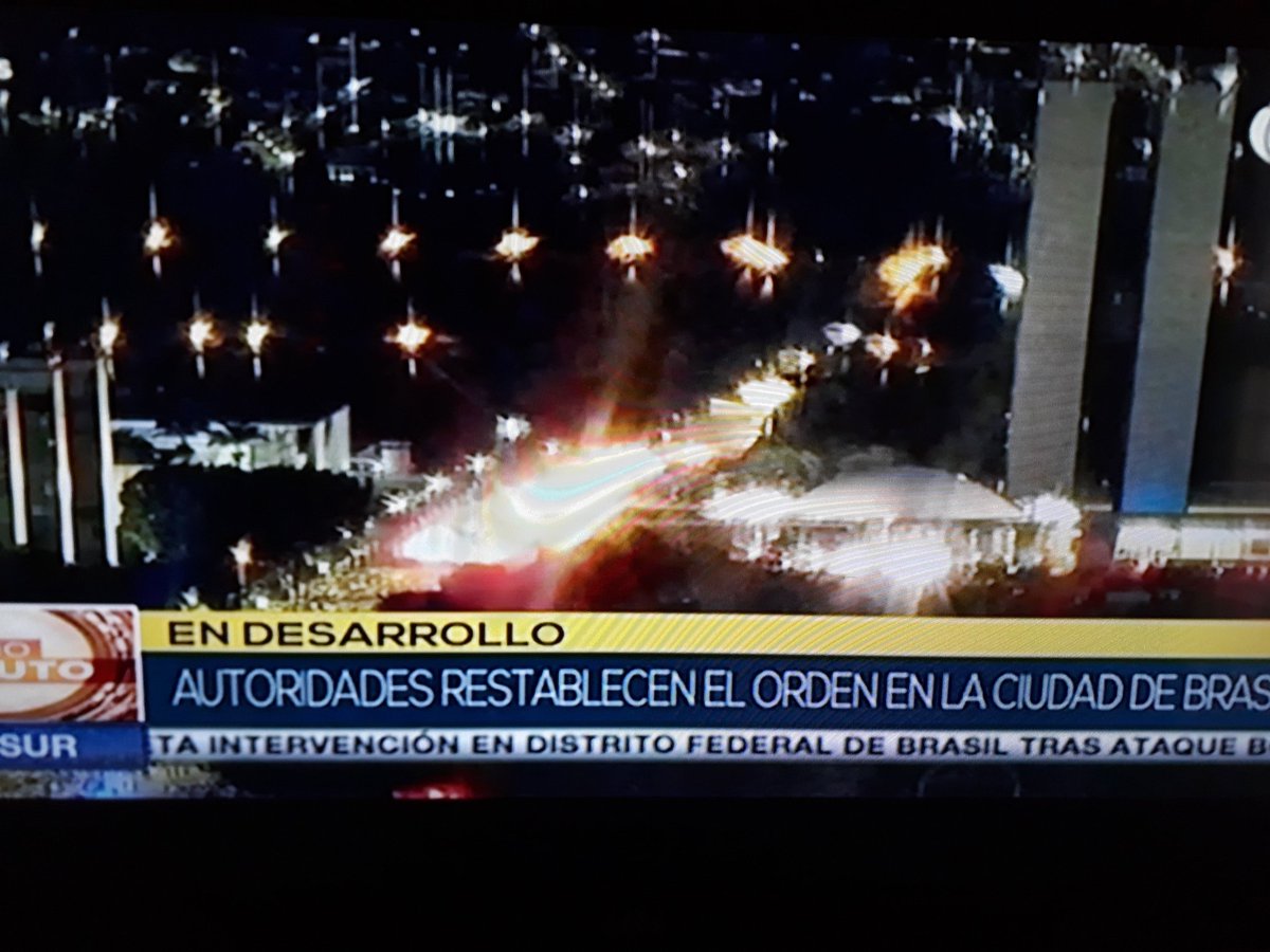 Autoridades restablecen orden en #Brasilia 
#NoAlGolpeEnBrasil