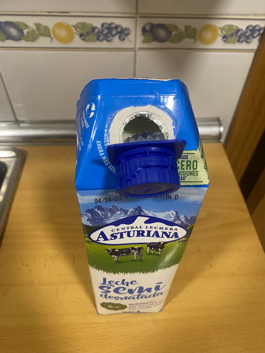 rubennova's tweet photo. @mcaballero @LecheAsturiana Es abre fácil directamente del cartón… hace un par de días me quejé por lo mismo. Solución dejar de comprar @LecheAsturiana https://t.co/1M4XNDb58r