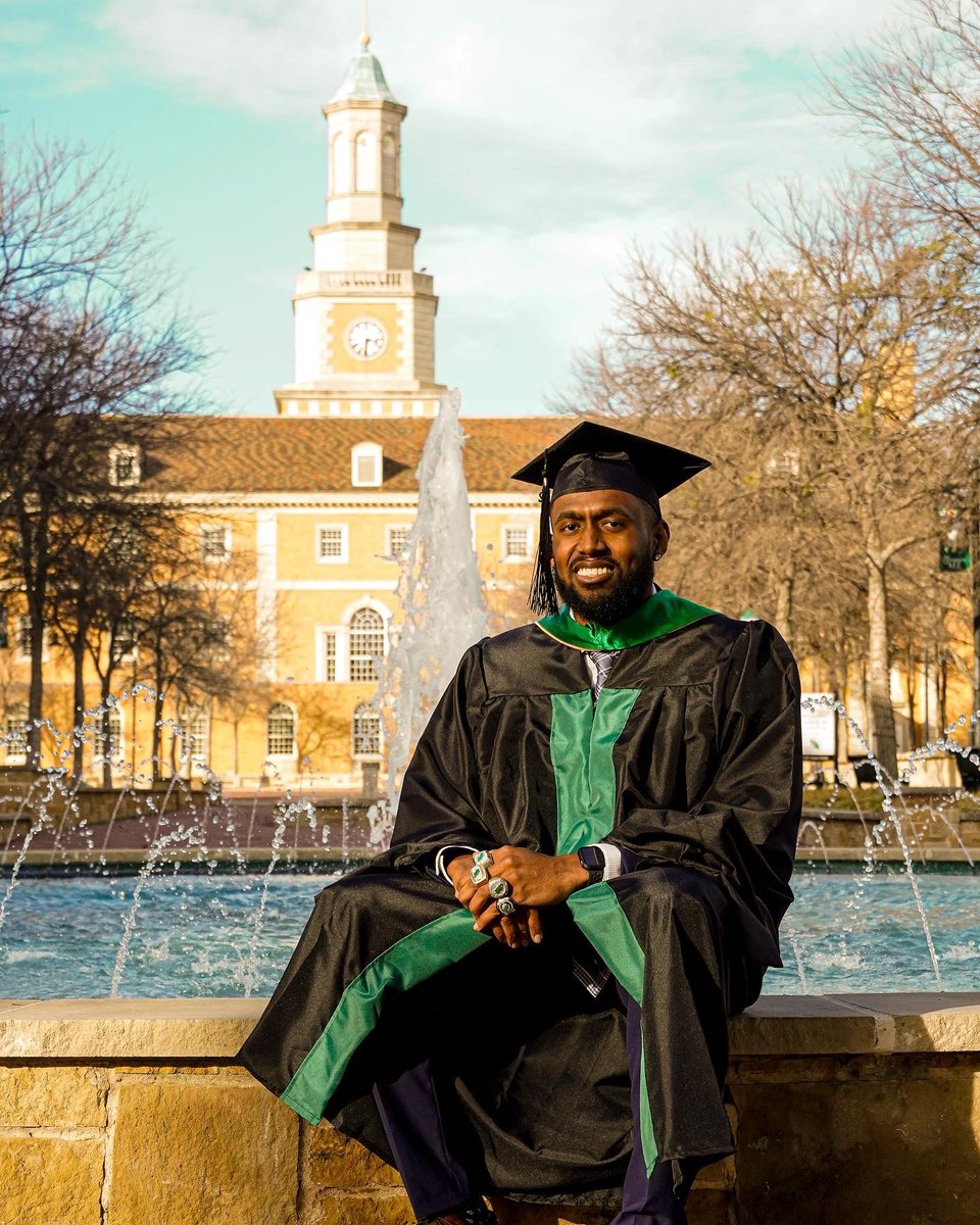 Miah_dann's tweet photo. MBA Graduate 🎓 https://t.co/jhb6Ta6oTr