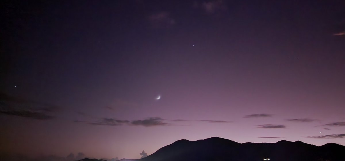 NoticiaSalinas's tweet photo. ¿Algo pasaba hoy por Puerto Rico? Luz brillante lleva alrededor de 10 minutos moviendose (lento). Cielo despejado. @DeborahTiempo https://t.co/5sdlyAYMQn