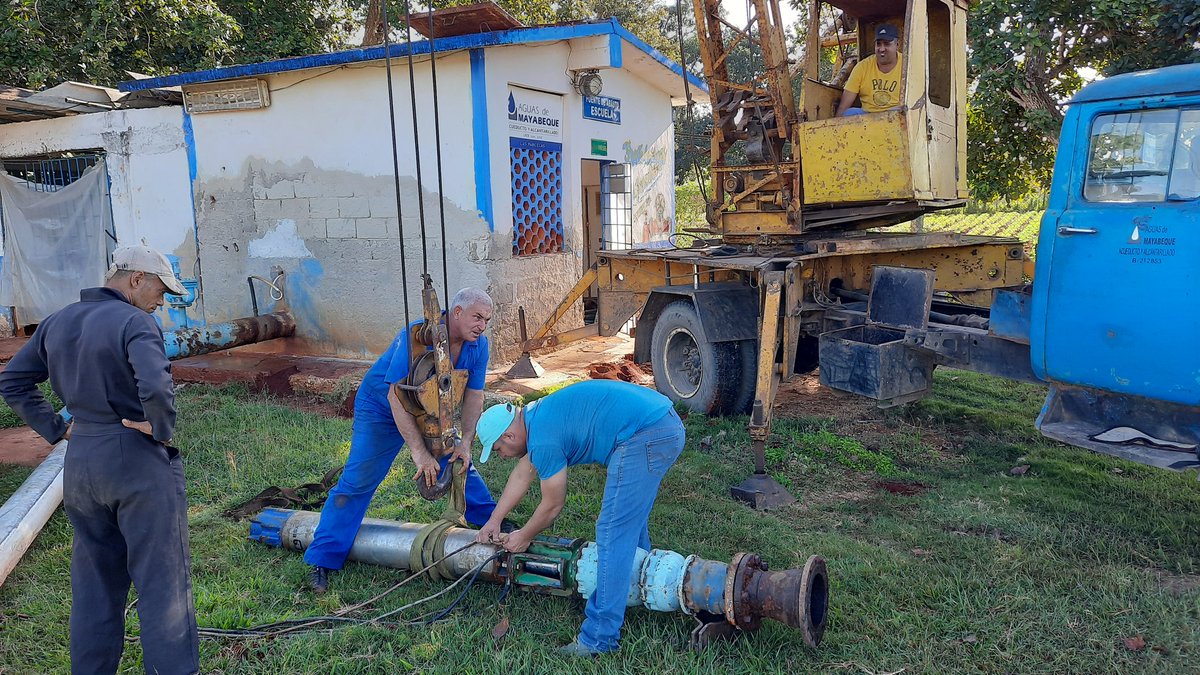 MayabequeEAA's tweet photo. En la fuente de abasto Las Parcelas en el municipio San José se detecta que el equipo no trabajaba en un régimen normal por lo que se le realizan acciones de mantenimiento para su instalación inmediata. #UnidosConstruimosCuba #CubaViveYTrabaja #Mayabeque #SomosEaaMayabeque https://t.co/P1KKYoASpX