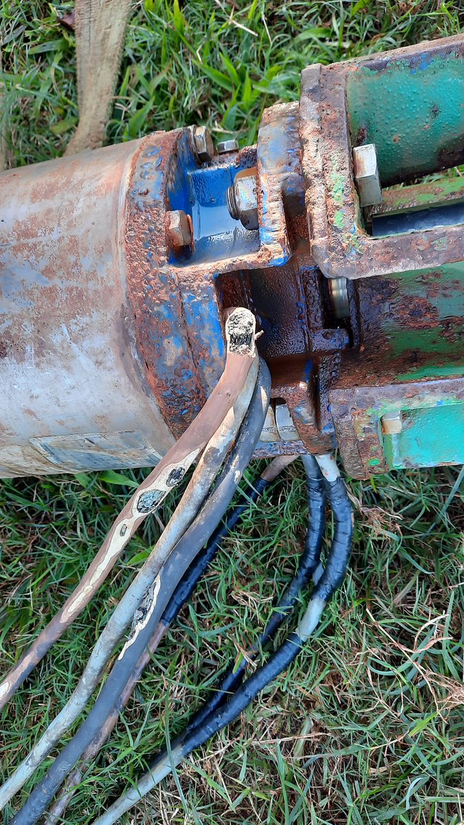 En la fuente de abasto Las Parcelas en el municipio San José se detecta que el equipo no trabajaba en un régimen normal por lo que se le realizan acciones de mantenimiento para su instalación inmediata. #UnidosConstruimosCuba #CubaViveYTrabaja #Mayabeque #SomosEaaMayabeque