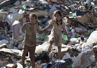 LoEl81's tweet image. Did I watch Harry’s interview?
No
I couldn’t listen to the ‘woe is me’ sob story from one of the most privileged people on the planet.
For context, here are Brazilian children searching through a rubbish dump in Rio.
#Harryinterview #PrinceHarry