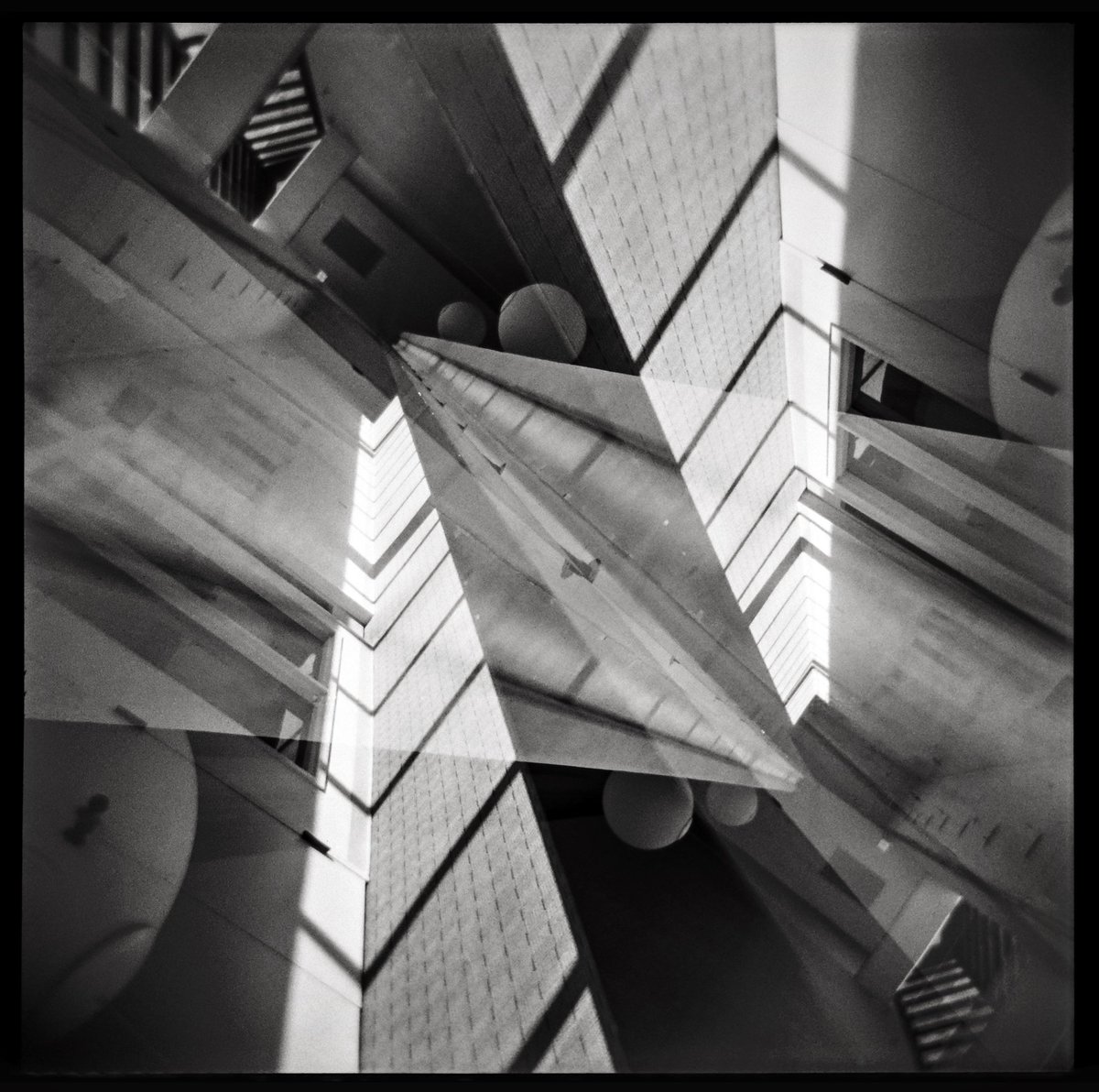 lancephoto's tweet photo. frame 1 ~ #doubleexposure of balcony at Powell Center in #Clearwater where my Health Center is. Love the mid-century style, even though it's probably from the 80s. 10/5/22

CAMERA: CMYK #Holga 120 CFN
FILM: Kodak #Portra400BW  6/2004
in #CaffenolConcoction 20min at 68°
#film4life https://t.co/pXGrOOiCDC