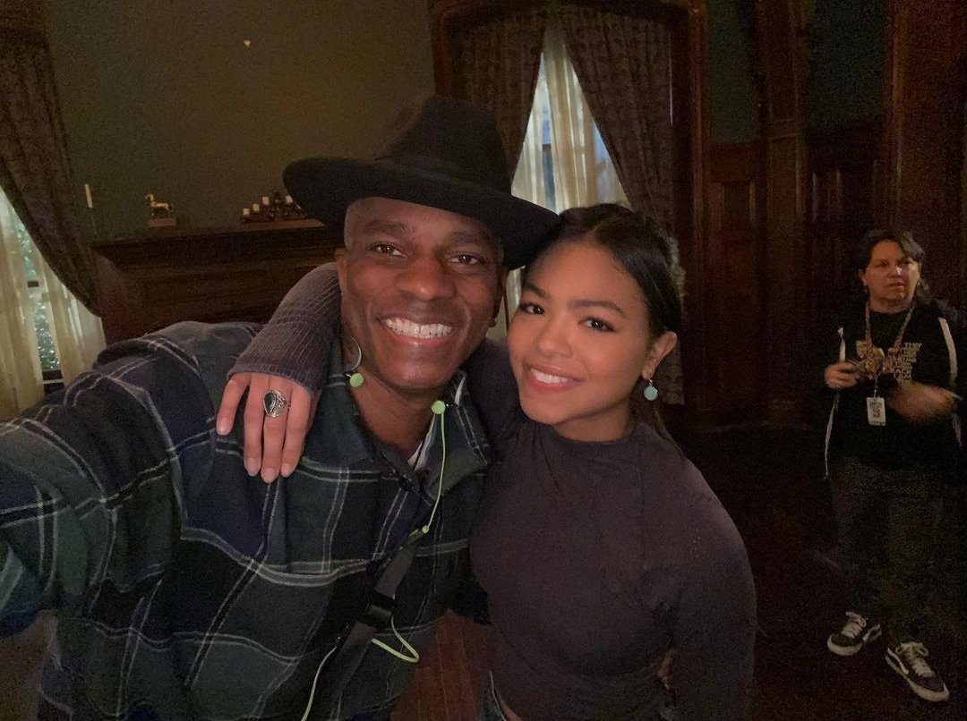GothamKnightsUp's tweet photo. 🦇 Eric Dean Seaton about his experience directing #GothamKnights 1x09. And we got some new selfies with the cast and crew!
🔗 Eric's post + more photos: https://t.co/lmLS66hr06 https://t.co/41d2olAprA