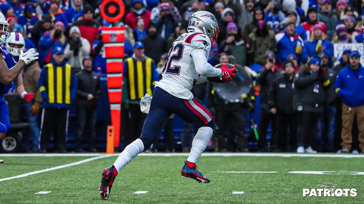 Ethando's tweet photo. DMac and Slater gonna be missed, 18 &amp; 32 true #Patriots til the end 🏈❤️ https://t.co/bn5UbtpwIM