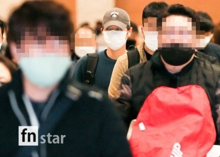 joongkiupdate's tweet photo. 230109 Song Joongki at Incheon Airport after 37th Golden Disk Award in Bangkok, Thailand 
🔗 https://t.co/ItGvkJ16LZ
🔗 https://t.co/rNPw2kweR5
🔗 https://t.co/tGuo1Emggo
🔗 https://t.co/TlZb0U5awn

#SONGJOONGKI #송중기 #宋仲基 #ソンジュンギ https://t.co/49EuJYloO6