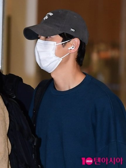joongkiupdate's tweet photo. 230109 Song Joongki at Incheon Airport after 37th Golden Disk Award in Bangkok, Thailand 
🔗 https://t.co/Mm5dpszObE
🔗 https://t.co/owOwMJhhmV
🔗 https://t.co/JplvNnWdTa
🔗 https://t.co/YzBlpXvpbE

#SONGJOONGKI #송중기 #宋仲基 #ソンジュンギ https://t.co/DCNI8dE2L0