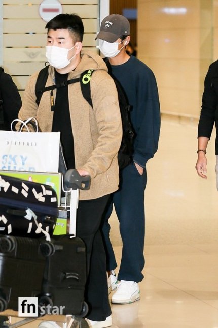 joongkiupdate's tweet photo. 230109 Song Joongki at Incheon Airport after 37th Golden Disk Award in Bangkok, Thailand 
🔗 https://t.co/Mm5dpszObE
🔗 https://t.co/owOwMJhhmV
🔗 https://t.co/JplvNnWdTa
🔗 https://t.co/YzBlpXvpbE

#SONGJOONGKI #송중기 #宋仲基 #ソンジュンギ https://t.co/DCNI8dE2L0