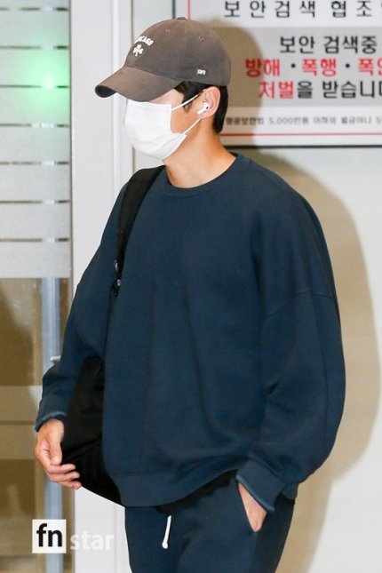 joongkiupdate's tweet photo. 230109 Song Joongki at Incheon Airport after 37th Golden Disk Award in Bangkok, Thailand 
🔗 https://t.co/Mm5dpszObE
🔗 https://t.co/owOwMJhhmV
🔗 https://t.co/JplvNnWdTa
🔗 https://t.co/YzBlpXvpbE

#SONGJOONGKI #송중기 #宋仲基 #ソンジュンギ https://t.co/DCNI8dE2L0