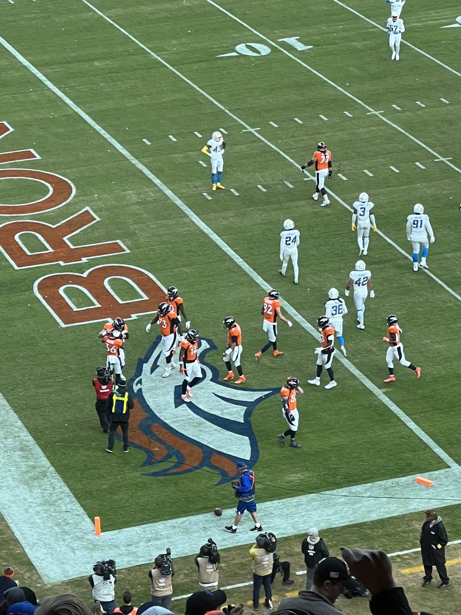 DMacSportsCO's tweet photo. Everybody going Badie!  24-17 Broncos. RW lighting it up https://t.co/DNXGYtDbyK