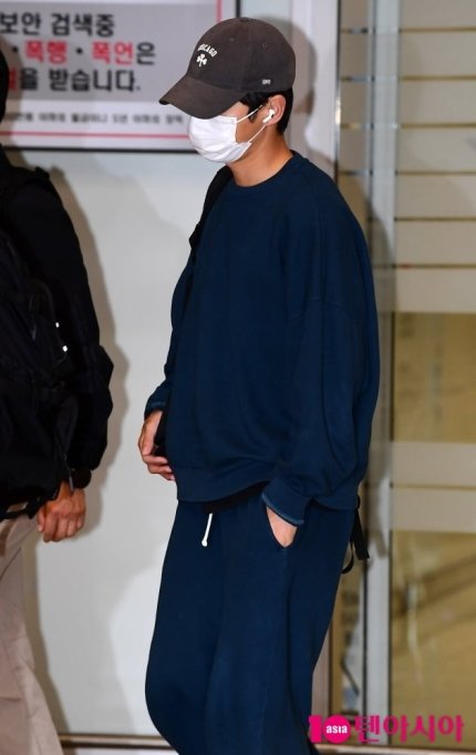 joongkiupdate's tweet photo. 230109 Song Joongki at Incheon Airport after 37th Golden Disk Award in Bangkok, Thailand 
🔗 https://t.co/ZqEnte2cev
🔗 https://t.co/G3EqOldgvG
🔗 https://t.co/RQ4kJNNdV2
🔗 https://t.co/rdVA81BIik

#SONGJOONGKI #송중기 #宋仲基 #ソンジュンギ https://t.co/myP8CDeOUH