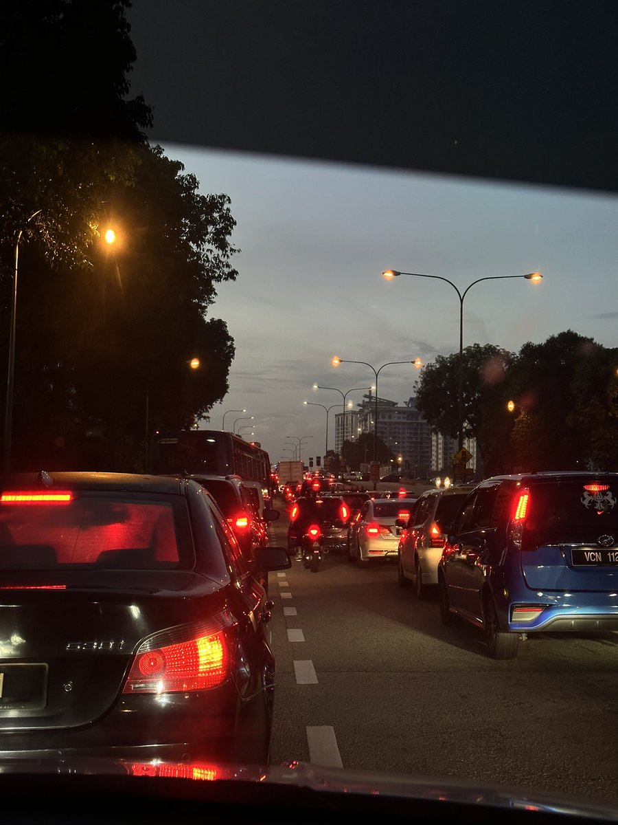 shafiqsamsi's tweet photo. Dah 1 jam 45 minit tak bergerak. Persimpangan lampu trafik, fly over Seksyen 13 menghala ke Batu 3 / lebuhraya perseketuan. @PDRMsia_Trafik where you guys? https://t.co/YohROuM75R