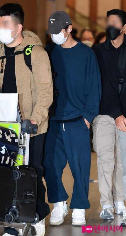 joongkiupdate's tweet photo. 230109 Song Joongki at Incheon Airport after 37th Golden Disk Award in Bangkok, Thailand 
🔗 https://t.co/e7MTSOoZ1q
🔗 https://t.co/IueT2hfWtj
🔗 https://t.co/Xw1B46q3U9
🔗 https://t.co/fubaMh1YCb

#SONGJOONGKI #송중기 #宋仲基 #ソンジュンギ https://t.co/efuBA52T9j
