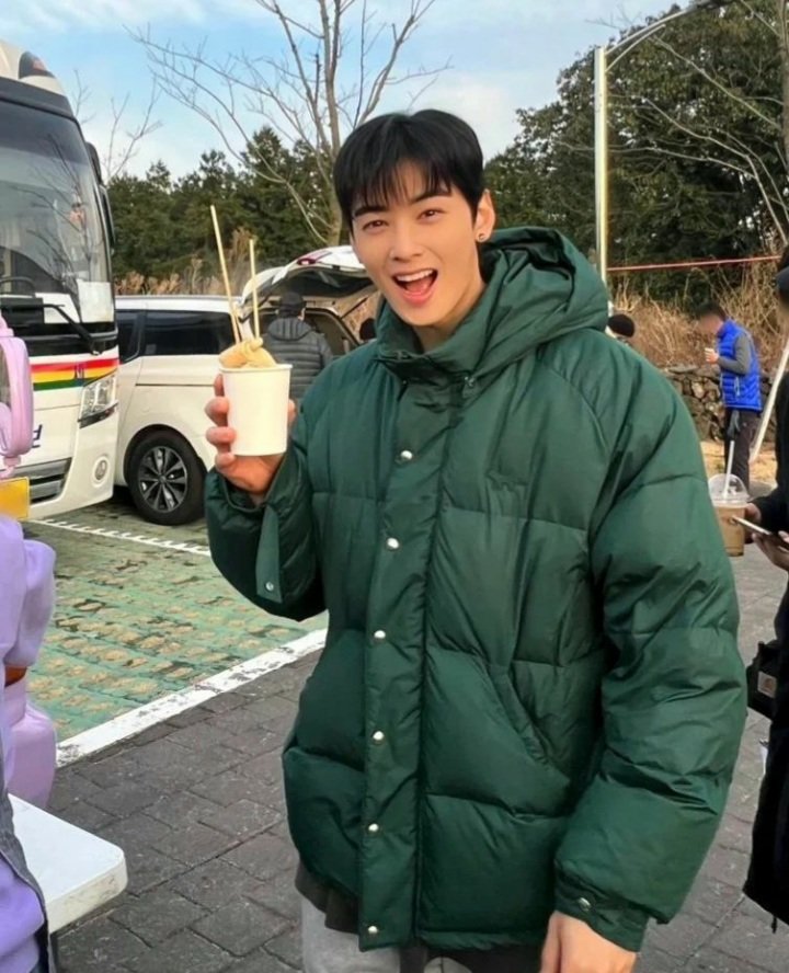 Leilamartins25's tweet photo. Eita sorrisão gostoso. Eunwoo curtindo um dos food truck nas gravações de #Isand https://t.co/IlvKqwwDVC