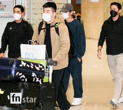 joongkiupdate's tweet photo. 230109 Song Joongki at Incheon Airport after 37th Golden Disk Award in Bangkok, Thailand 
🔗 https://t.co/i9BGXf6ryT

#SONGJOONGKI #송중기 #宋仲基 #ソンジュンギ https://t.co/tXMyjg77ri