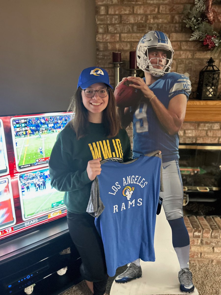 lizzy61103's tweet photo. @RamsNFL @Lions @RamsNFL from Detroit!💙 https://t.co/ojrSCDdwXV