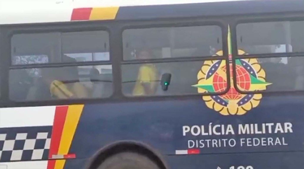 sensacionalista's tweet photo. Acampamento de bolsonaristas é transferido da porta do quartel para dentro do presídio https://t.co/HniWuss7ne