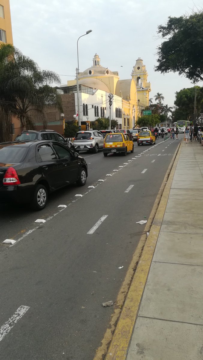 rumillaqta's tweet image. Señores @Barranco_Muni ¿por qué se ha retirado las barras de la ciclovia en el tramo del puente en San Martin?