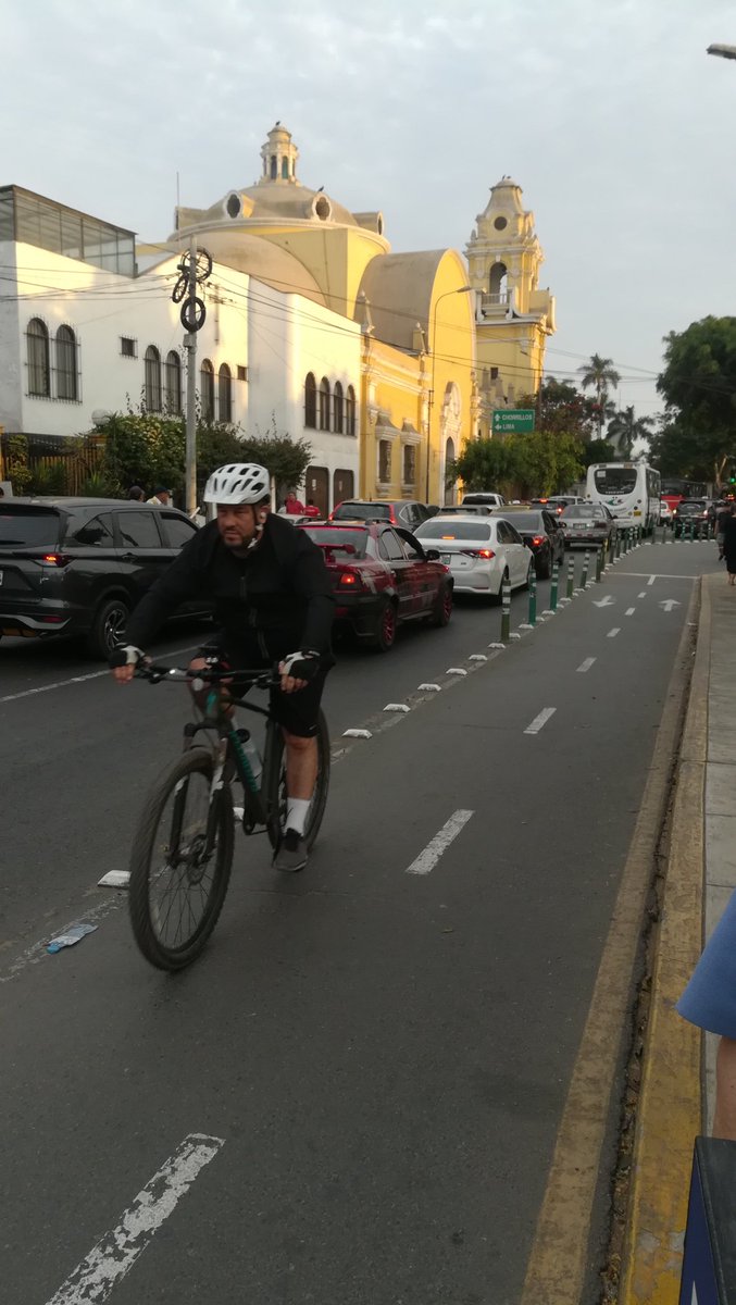 rumillaqta's tweet image. Señores @Barranco_Muni ¿por qué se ha retirado las barras de la ciclovia en el tramo del puente en San Martin?