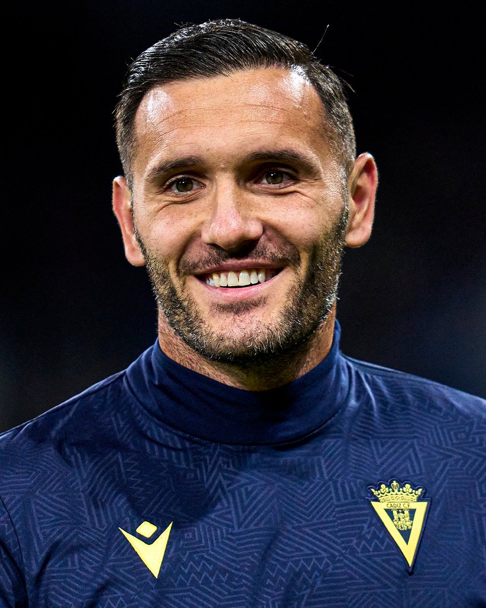 Lucas Pérez paid half of his own transfer fee to secure a move away from Cádiz to his hometown team Deportivo, who are in the third division of Spanish football. Sunday, he scored twice in his second debut for the team 💙