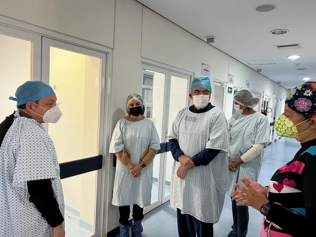 OroNoticiasPue's tweet photo. #Puebla La titular del @DIFGobPue, @GabyBonillaP y el secretario de @SaludGobPue, @JAntonioMtzGa, acudieron a los hospitales de Traumatología y del Niño Poblano para dar seguimiento a la atención de los lesionados por la explosión de un polvorín en #Techachalco 🔴 https://t.co/eMGuVDYjiF