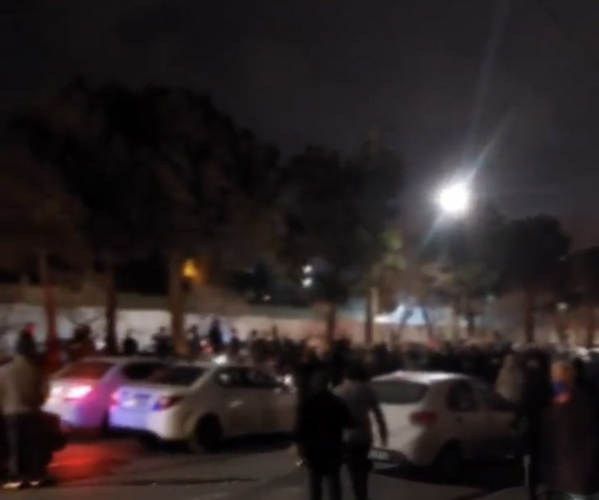 شما فقط اتحاد جمعیت رو ببینید!
سر تعظیم فرود می‌آوریم در برابر این حجم از شرافت شما مردم.
#مهسا_امینی 
#محمد_قبادلو